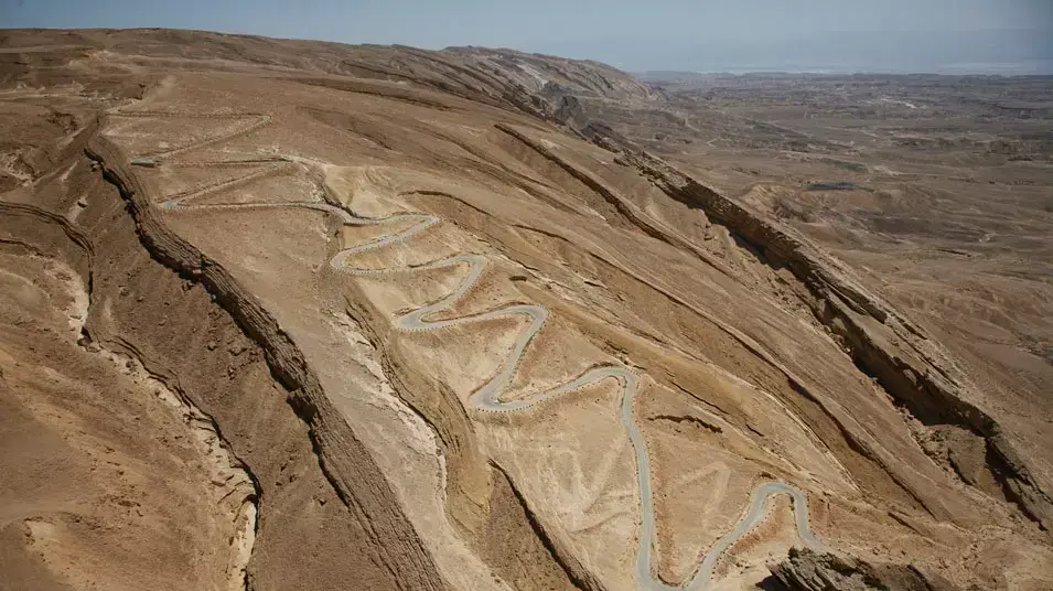 תמונה שזכתה בתחרות הצילום הבינ"ל 'ויקיפדיה אוהבת אתרי מורשת' תמונת אוויר של דרך מעלה העקרבים תמונה שזכתה בתחרות הצילום הבינ"ל 'ויקיפדיה אוהבת אתרי מורשת' תמונת אוויר של דרך מעלה העקרבים