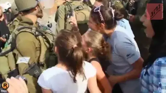ילדה פלסטינית מול חיילים ישראליים בנבי סאלח ילדה פלסטינית מול חיילים ישראליים בנבי סאלח