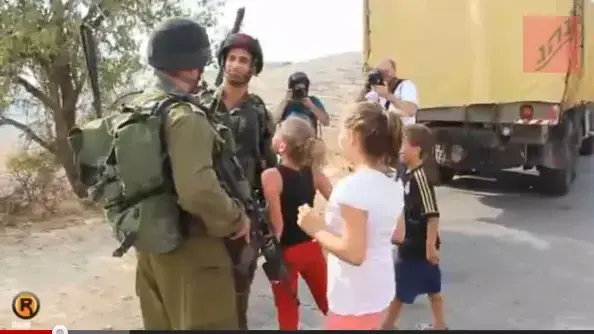 ילדה פלסטינית מול חיילים ישראליים בנבי סאלח ילדה פלסטינית מול חיילים ישראליים בנבי סאלח
