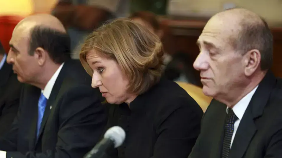 אולמרט עם לבני ומופז בישיבת הממשלה אולמרט עם לבני ומופז בישיבת הממשלה