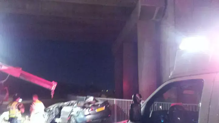 רכב עף מגשר כביש 5 ליד פתח תקווה, נובמבר 2012
