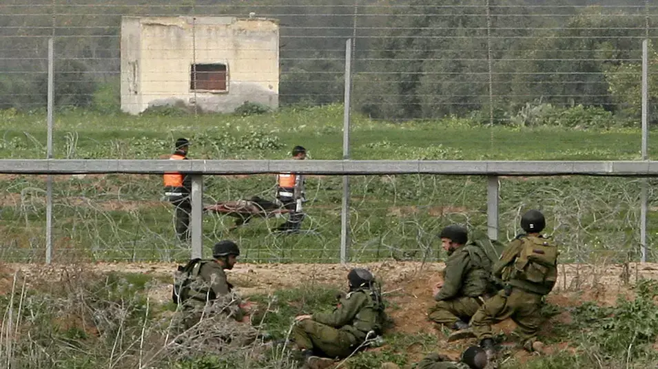 חיילי צה"ל ופלסטינים ליד גדר המערכת ברצועת עזה, 2007 חיילי צה"ל ופלסטינים ליד גדר המערכת ברצועת עזה, 2007