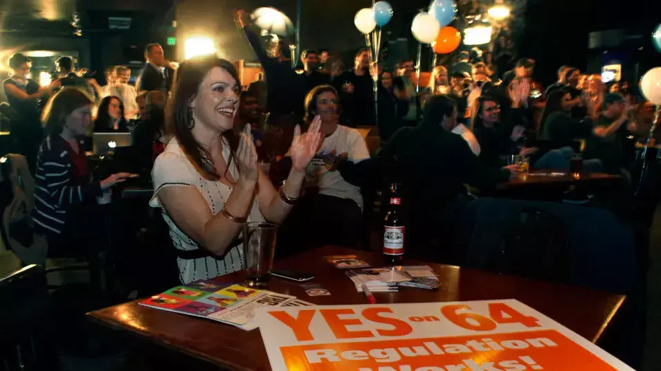 תומכי התיקון לחוק המריחואנה בקולורדו חוגגים אחרי אישורו במשאל-עם. דנבר, 6 בנובמבר 2012 תומכי התיקון לחוק המריחואנה בקולורדו חוגגים אחרי אישורו במשאל-עם. דנבר, 6 בנובמבר 2012