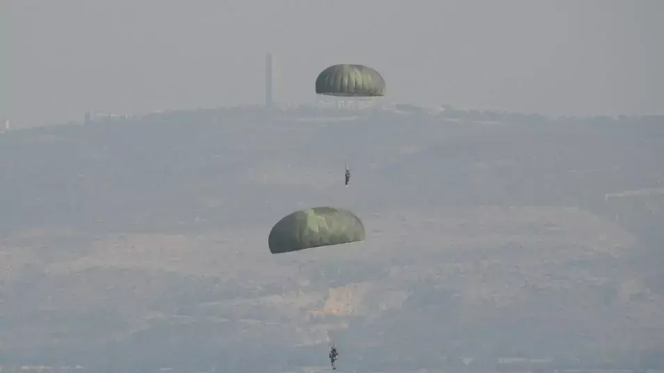 צניחת אבות הבנים, אחים וקצינים, בכירים בהשתתפות לוחמי צנחנים ויחידות מיוחדות צניחת אבות הבנים, אחים וקצינים, בכירים בהשתתפות לוחמי צנחנים ויחידות מיוחדות