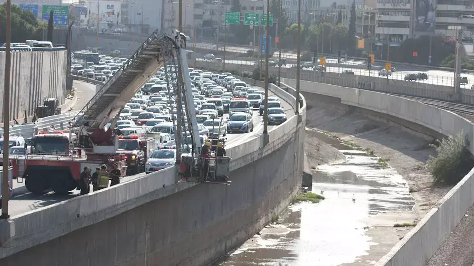 רוכב אופנוע שהתנגש באופנוע אחר בנתיבי איילון, נפל לנחל איילון, וחולץ על ידי מכבי האש רוכב אופנוע שהתנגש באופנוע אחר בנתיבי איילון, נפל לנחל איילון, וחולץ על ידי מכבי האש