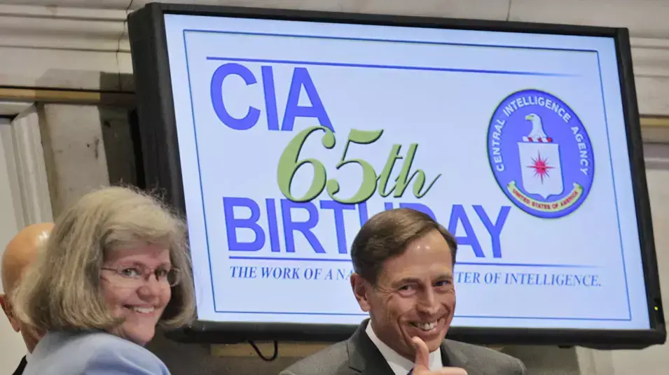 ראש ה-CIA דיוויד פטראוס ואשתו הולי בבורסה לניירות ערך בניו יורק. ספטמבר 2012 ראש ה-CIA דיוויד פטראוס ואשתו הולי בבורסה לניירות ערך בניו יורק. ספטמבר 2012