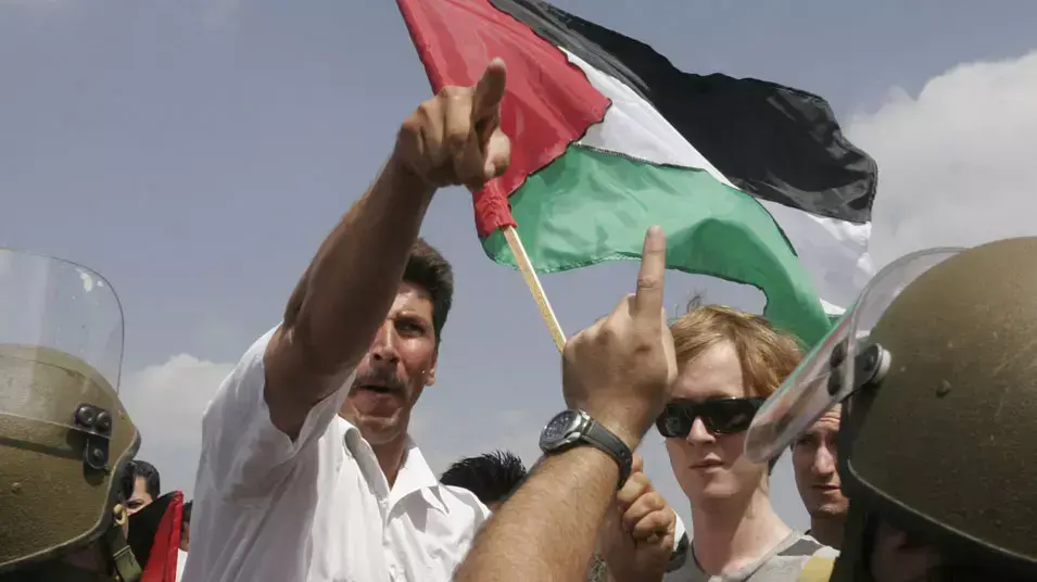 פעילי שמאל ופלסטינים מפגינים בבלעין, ספטמבר 2006