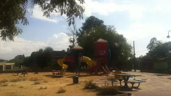 גינת משחקים עם הפרדה בין בנים ובנות במושב קוממיות גינת משחקים עם הפרדה בין בנים ובנות במושב קוממיות