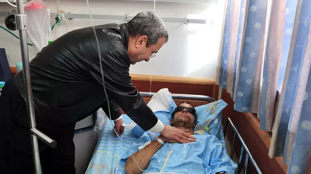 שר הביטחון אהוד ברק עם החייל שמעון אלנקרי, שנפצע באירוע שאירע לפני יומיים בגדר, בבית החולים סורוקה, בבאר שבע שר הביטחון אהוד ברק עם החייל שמעון אלנקרי, שנפצע באירוע שאירע לפני יומיים בגדר, בבית החולים סורוקה, בבאר שבע