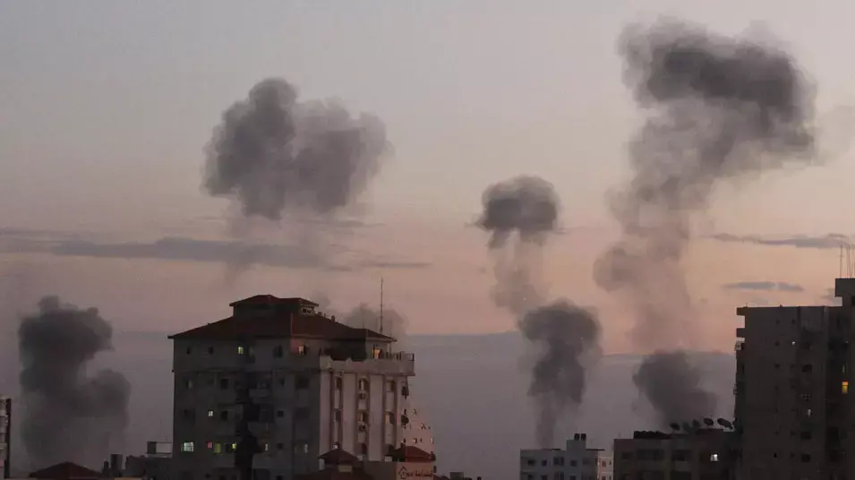 עשן מיתמר מעל עזה לאחר התקיפות שבהן נהרג, בין היתר, מפקד הזרוע הצבאית של החמאס אחמד ג'עברי, נובמבר 2012 עשן מיתמר מעל עזה לאחר התקיפות שבהן נהרג, בין היתר, מפקד הזרוע הצבאית של החמאס אחמד ג'עברי, נובמבר 2012