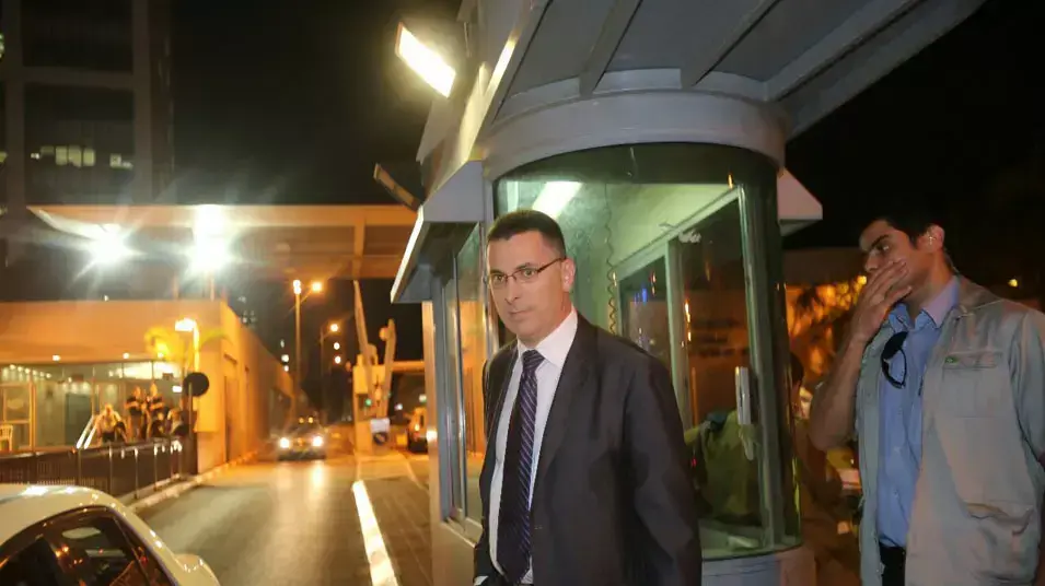 גדעון סער מגיע לפגישת קבינט בקריה , אוקטובר 2012 גדעון סער מגיע לפגישת קבינט בקריה , אוקטובר 2012