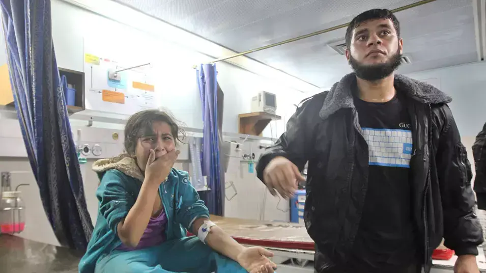 ילדה פלסטינית בוכה בבית חולים בעזה לאחר תקיפת צה"ל ברצועה, נובמבר 2012