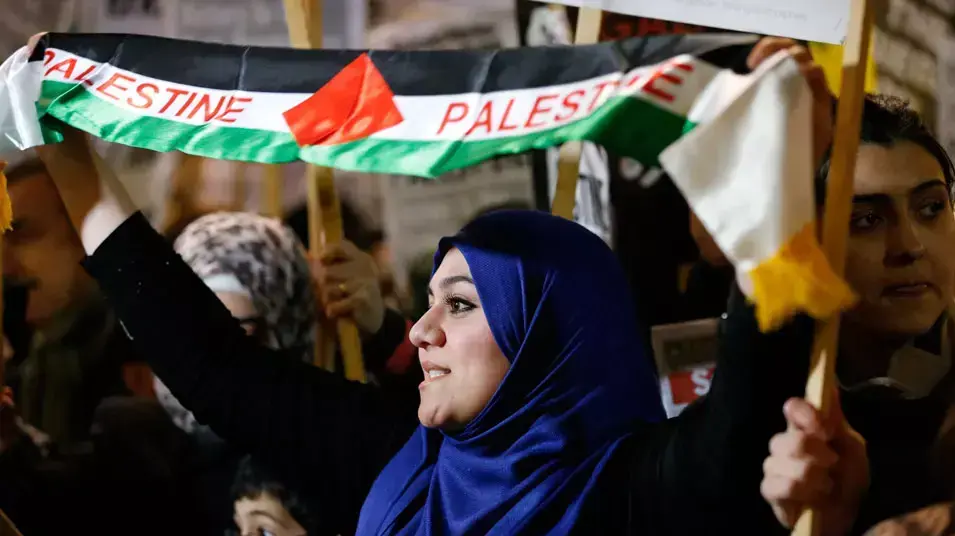 הפגנה נגד תקיפות ישראל בעזה מחוץ לשגרירות ישראל בלונדון, נובמבר 2012 הפגנה נגד תקיפות ישראל בעזה מחוץ לשגרירות ישראל בלונדון, נובמבר 2012