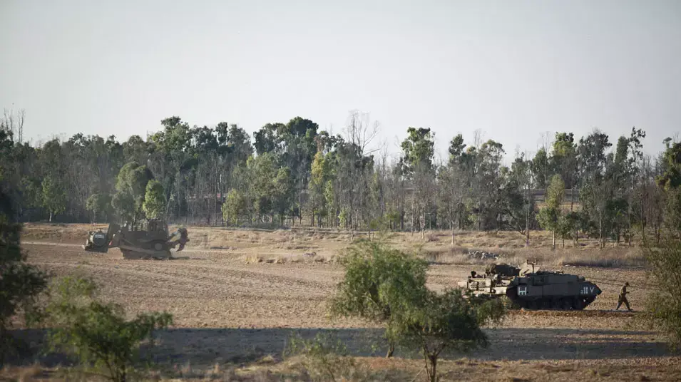 כלי שריון של צה"ל נעים לעבר רצועת עזה במסגרת מבצע "עמוד ענן". 15 בנובמבר 2012 כלי שריון של צה"ל נעים לעבר רצועת עזה במסגרת מבצע "עמוד ענן". 15 בנובמבר 2012