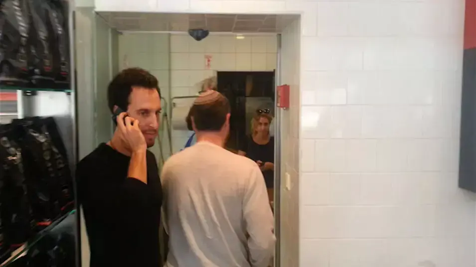 אנשים בזמן האזעקה בתל אביב אנשים בזמן האזעקה בתל אביב