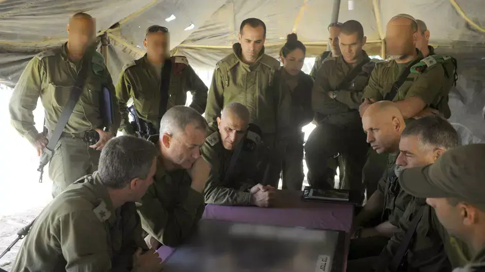 הרמטכ"ל בני גנץ בשטחי הכינוס של צה"ל בדרום, נובמבר 2012 הרמטכ"ל בני גנץ בשטחי הכינוס של צה"ל בדרום, נובמבר 2012