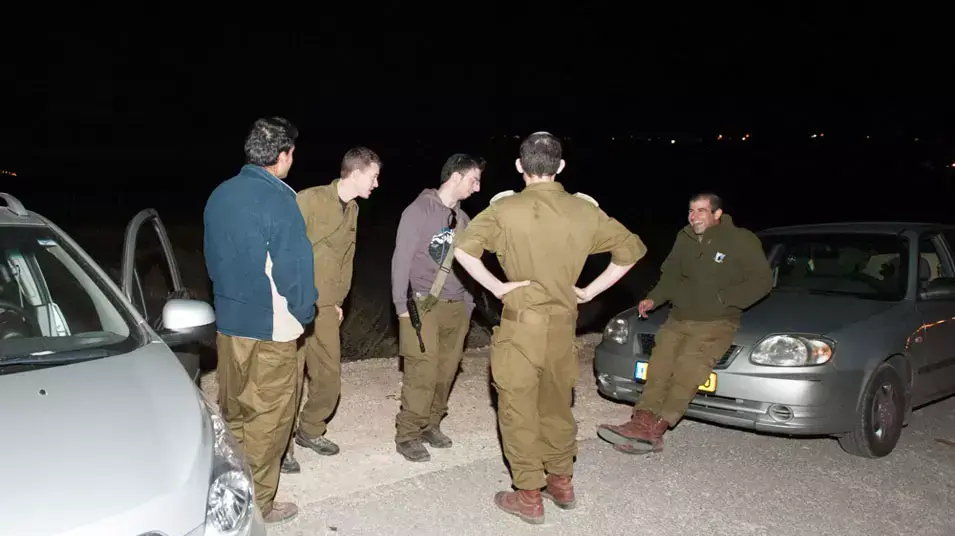 מילואימניקים לאחר קבלת צווי 8 מתאספים ליד כלא עופר, נובמבר 2012 מילואימניקים לאחר קבלת צווי 8 מתאספים ליד כלא עופר, נובמבר 2012