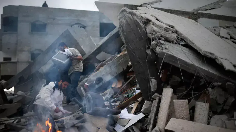הריסות מטה הממשלה בעזה, לאחר שהותקף על ידי צה"ל במבצע "עמוד ענן", נובמבר 2012 הריסות מטה הממשלה בעזה, לאחר שהותקף על ידי צה"ל במבצע "עמוד ענן", נובמבר 2012