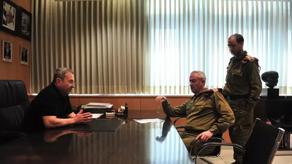 שר הביטחון, אהוד ברק, עם הרמטכ"ל, רב-אלוף בני גנץ, מהערכת מצב בקריה שר הביטחון, אהוד ברק, עם הרמטכ"ל, רב-אלוף בני גנץ, מהערכת מצב בקריה