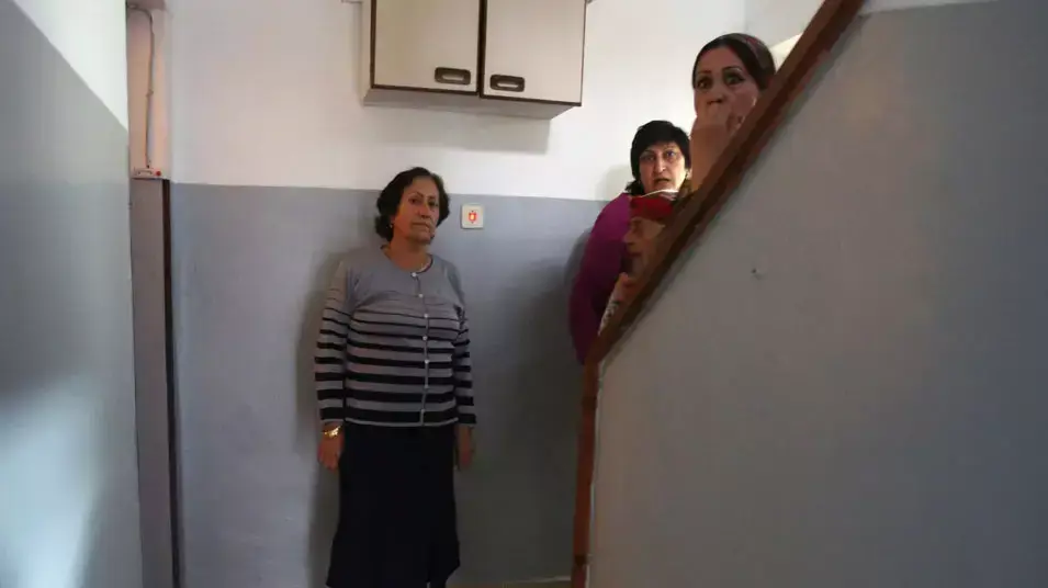 אנשים מתחבאים בחדר מדרגות בזמן אזעקה בתל אביב, נובמבר 2012 אנשים מתחבאים בחדר מדרגות בזמן אזעקה בתל אביב, נובמבר 2012