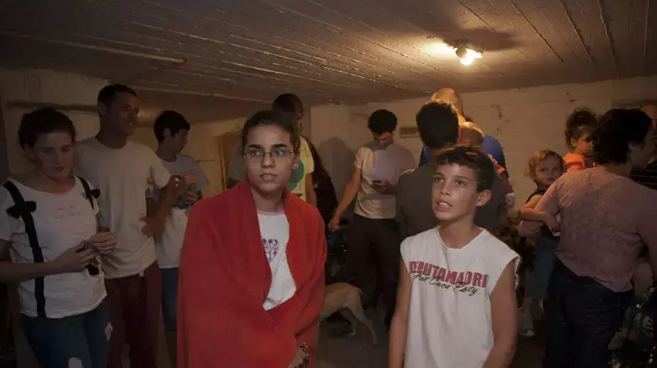אזרחים נכנסים למרחב מוגן בתל אביב בזמן האזעקה אזרחים נכנסים למרחב מוגן בתל אביב בזמן האזעקה