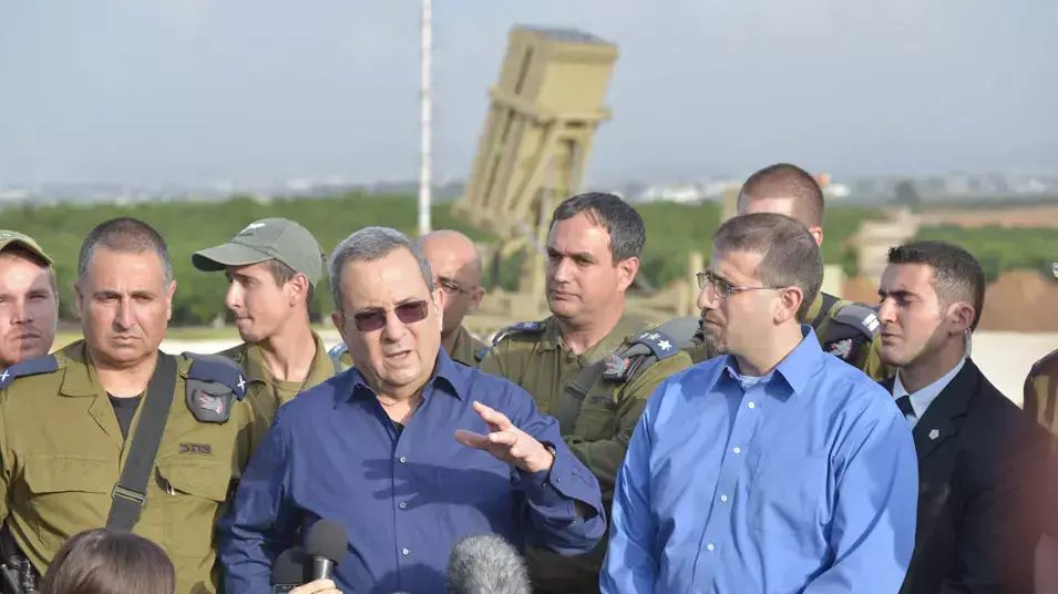 שר הבטחון מבקר בסוללת כיפת ברזל בגוש דן, נובמבר 2012 שר הבטחון מבקר בסוללת כיפת ברזל בגוש דן, נובמבר 2012