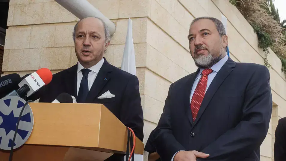 שר החוץ וסגן רה"מאביגדור ליברמן, נפגש עם שר החוץ של צרפת, לורן פביוס. נובמבר 2012 שר החוץ וסגן רה"מאביגדור ליברמן, נפגש עם שר החוץ של צרפת, לורן פביוס. נובמבר 2012