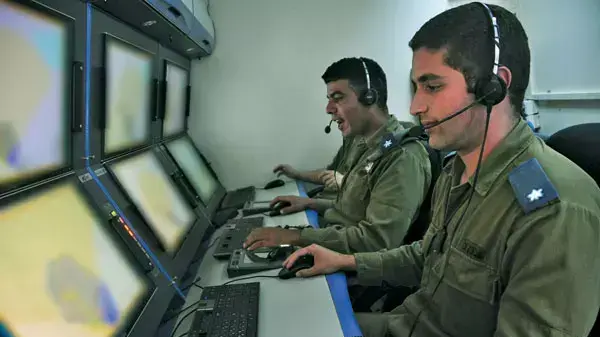 מפקד סוללת כיפת ברזל המופקדת על גוש דן, רב-סרן איתמר עבו, נובמבר 2012 מפקד סוללת כיפת ברזל המופקדת על גוש דן, רב-סרן איתמר עבו, נובמבר 2012