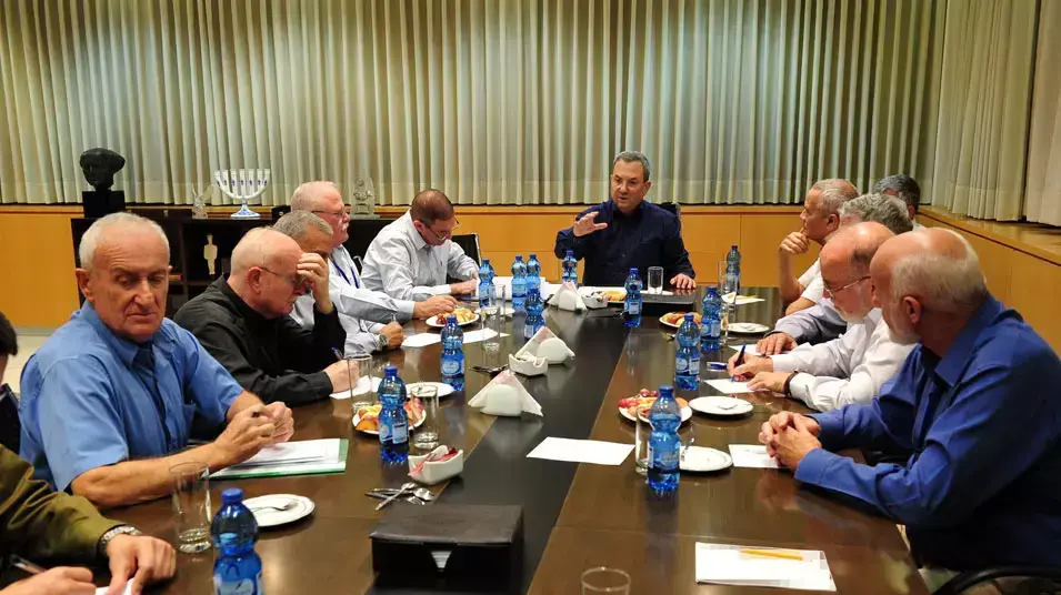 שר הביטחון אהוד ברק, מפגישתו הערב בנוגע למבצע "עמוד ענן" עם קבוצת אלופים, נובמבר 2012 שר הביטחון אהוד ברק, מפגישתו הערב בנוגע למבצע "עמוד ענן" עם קבוצת אלופים, נובמבר 2012