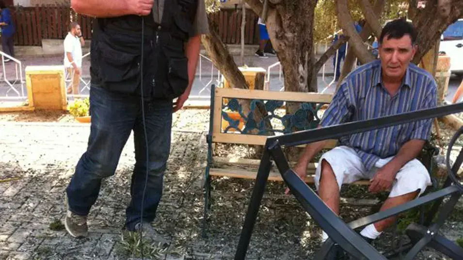 נזק קל בחצר בית שנפגע מרקטה בשדרות, נובמבר 2012 נזק קל בחצר בית שנפגע מרקטה בשדרות, נובמבר 2012