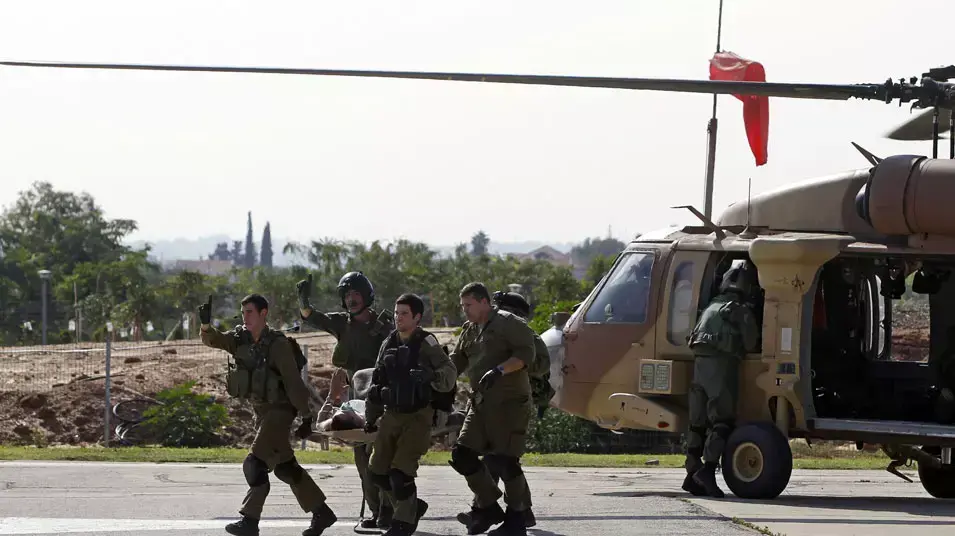 קצין שנפצע מפגיעת רקטה מפונה לבית החולים תל השומר, מבצע "עמוד ענן", נובמבר 2012 קצין שנפצע מפגיעת רקטה מפונה לבית החולים תל השומר, מבצע "עמוד ענן", נובמבר 2012