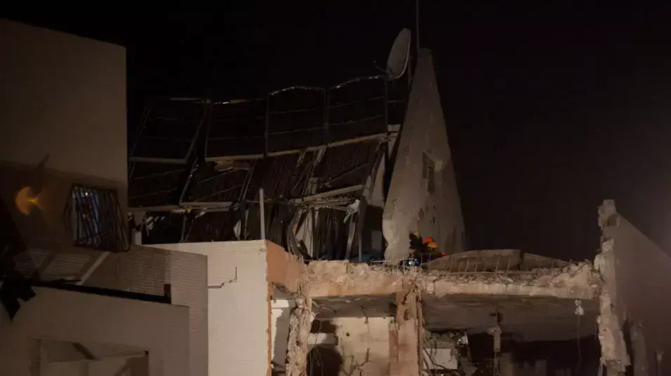 נפילת רקטה בבניין בראשון לציון נפילת רקטה בבניין בראשון לציון