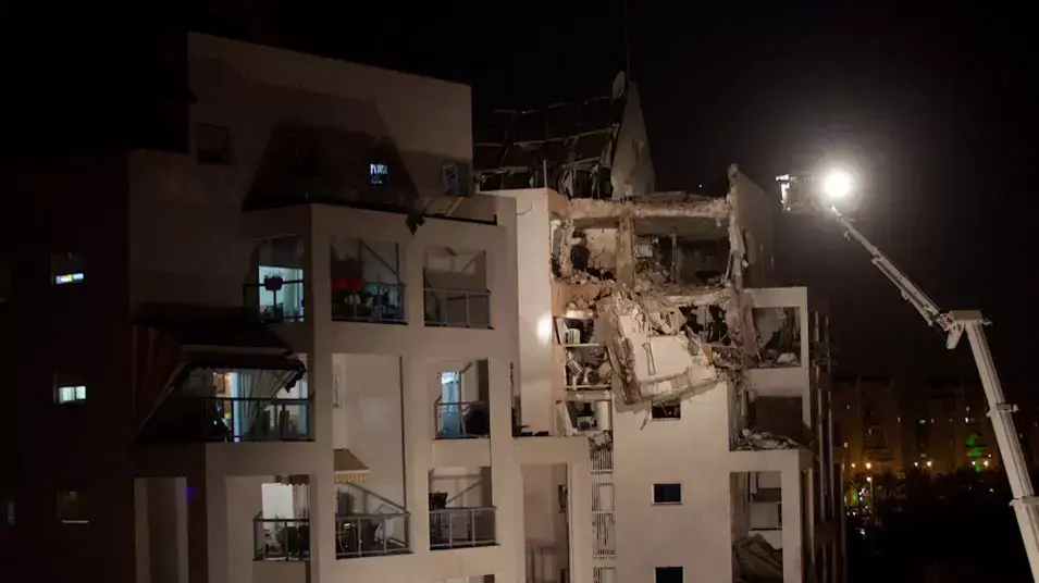 נפילת רקטה בבניין בראשון לציון נפילת רקטה בבניין בראשון לציון