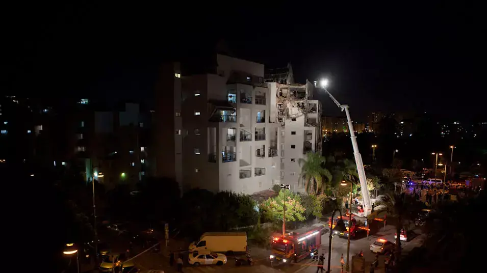נפילת רקטה בבניין בראשון לציון נפילת רקטה בבניין בראשון לציון