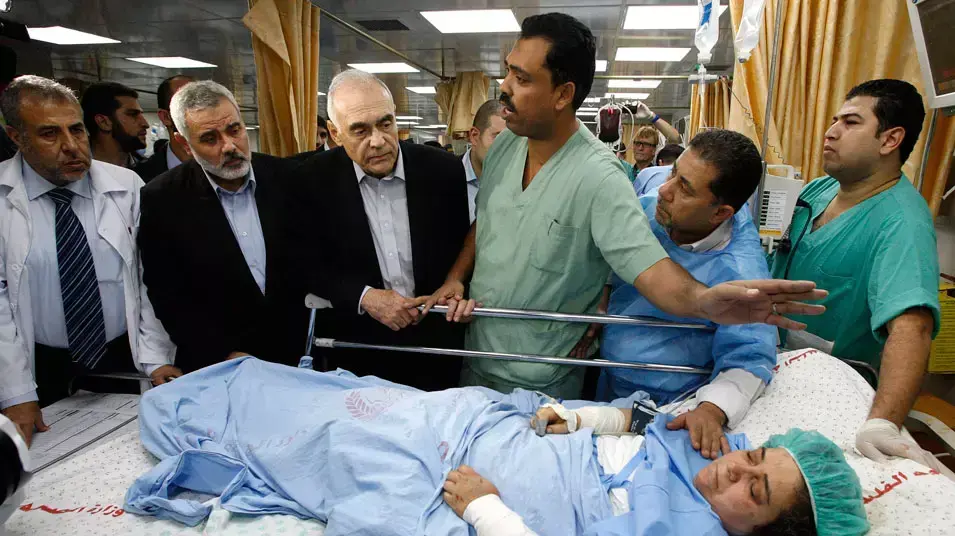 איסמעיל הניה מבקר אישה פצועה בבית חולים בעיר עזה איסמעיל הניה מבקר אישה פצועה בבית חולים בעיר עזה