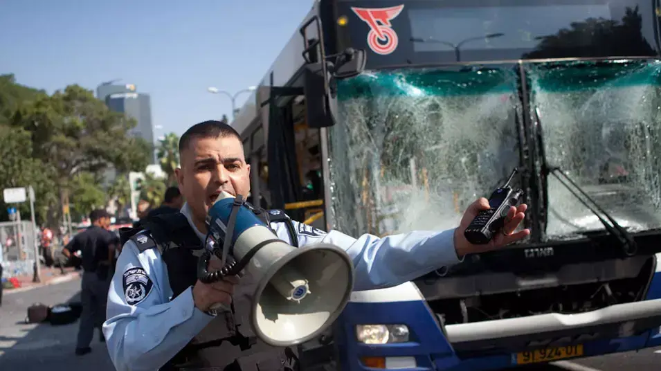 פצועים בפיגוע באוטובוס בשדרות שאול המלך בתל אביב