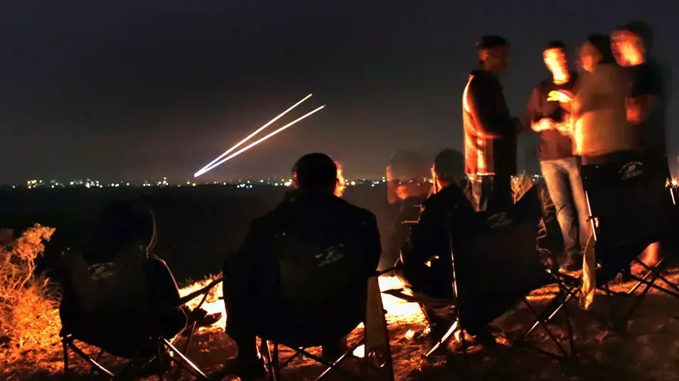 ישראלים צופים בירי הרקטות מרצועת עזה לפני שהפסקת האש נכנסה לתוקפה, נובמבר 2012 ישראלים צופים בירי הרקטות מרצועת עזה לפני שהפסקת האש נכנסה לתוקפה, נובמבר 2012