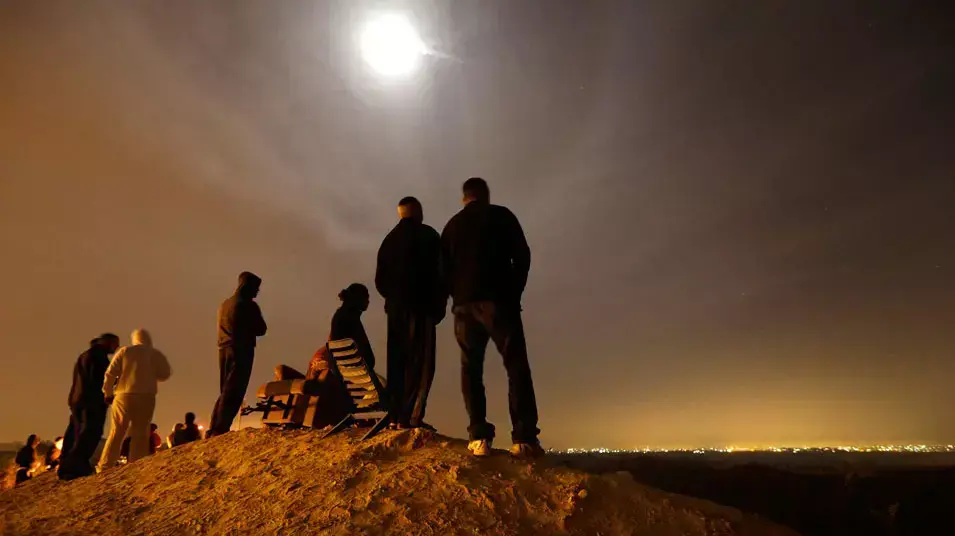 תושבים צופים בשיגורים מרצועת עזה ליד שדרות, נובמבר 2012 תושבים צופים בשיגורים מרצועת עזה ליד שדרות, נובמבר 2012