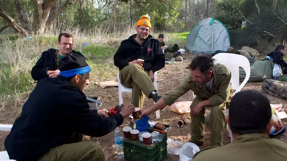 חיילי מילואים ממתינים בשטח בזמן מצבע עמוד ענן חיילי מילואים ממתינים בשטח בזמן מצבע עמוד ענן