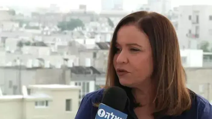 יו"ר מפלגת העבודה שלי יחימוביץ' במשדר וואלה! עם ינון מגל יו"ר מפלגת העבודה שלי יחימוביץ' במשדר וואלה! עם ינון מגל