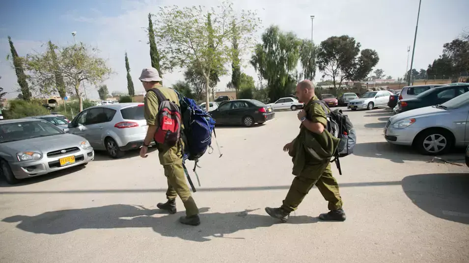 מילואימניקים משתחררים בצאלים לאחר מבצע עמוד ענן, נובמבר 2012 מילואימניקים משתחררים בצאלים לאחר מבצע עמוד ענן, נובמבר 2012