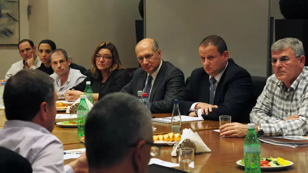 מנכל משרד רוהמ הראל לוקר עם צוות מנכ"לים לטיפול ביישובי ותושבי הדרום