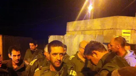 חיילי מילואים חסמו אוטובוס של חיילי סדיר חיילי מילואים חסמו אוטובוס של חיילי סדיר