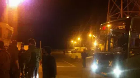 חיילי מילואים חסמו אוטובוס של חיילי סדיר חיילי מילואים חסמו אוטובוס של חיילי סדיר