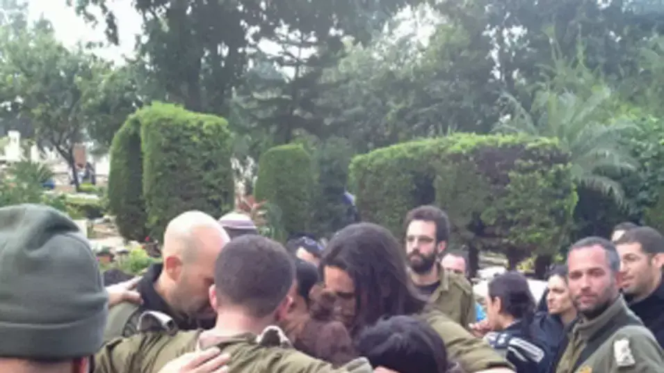 חבריו של בוריס בוכים על קברו חבריו של בוריס בוכים על קברו
