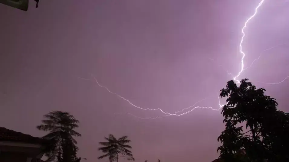 החורף חזר גשם בקדימה. החורף חזר גשם בקדימה.