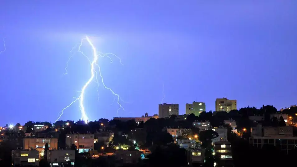החורף חזר סופת ברקים אמש צפונית לחיפה-נצפה מהכרמל המערבי. החורף חזר סופת ברקים אמש צפונית לחיפה-נצפה מהכרמל המערבי.