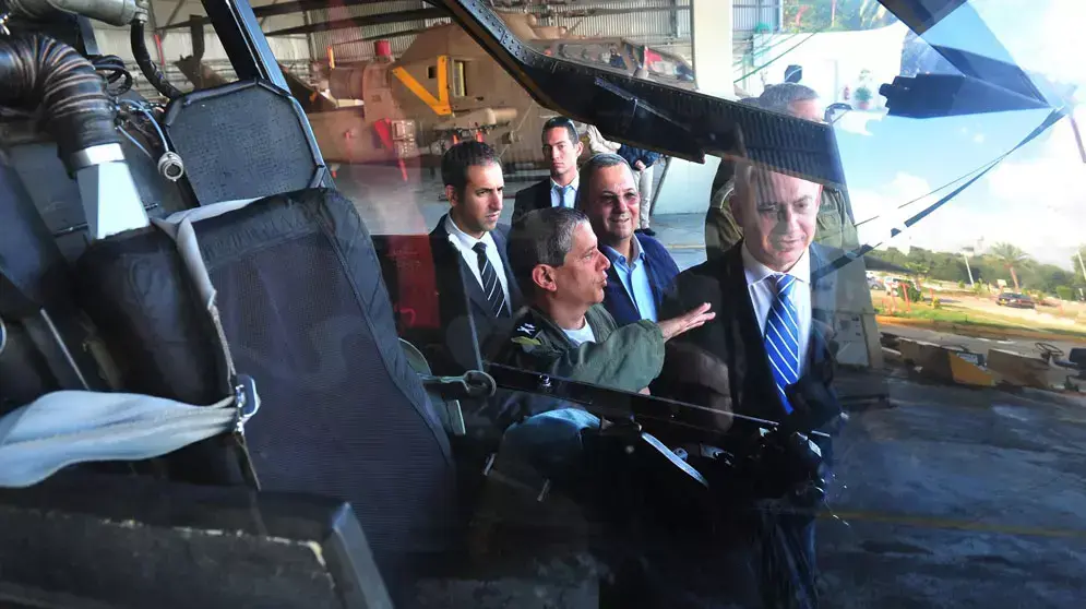 שר הבטחון מבקר בבסיס חיל האויר בפלמחים, נובמבר 2012 שר הבטחון מבקר בבסיס חיל האויר בפלמחים, נובמבר 2012