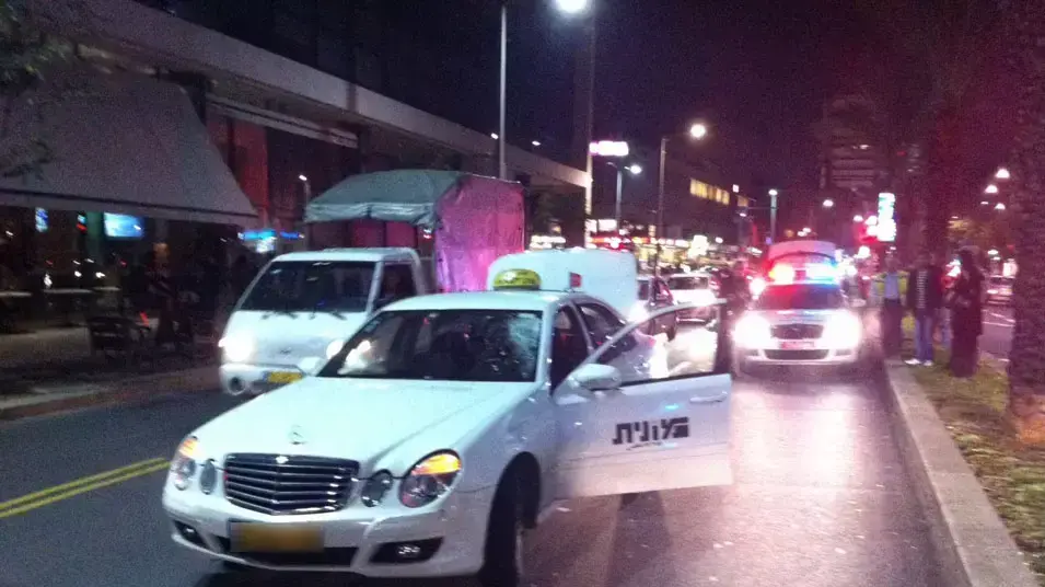 הולך רגל נפגע מרכב ברחוב אבן גבירול בתל אביב, נובמבר 2012 הולך רגל נפגע מרכב ברחוב אבן גבירול בתל אביב, נובמבר 2012