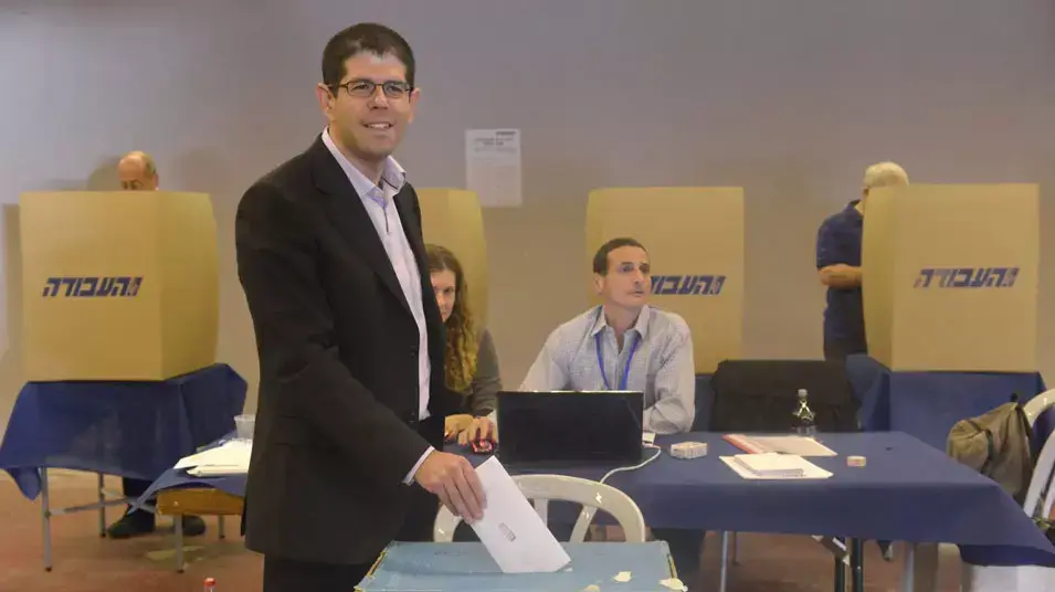 יריב אופנהיימר מצביע לפריימריז של העבודה